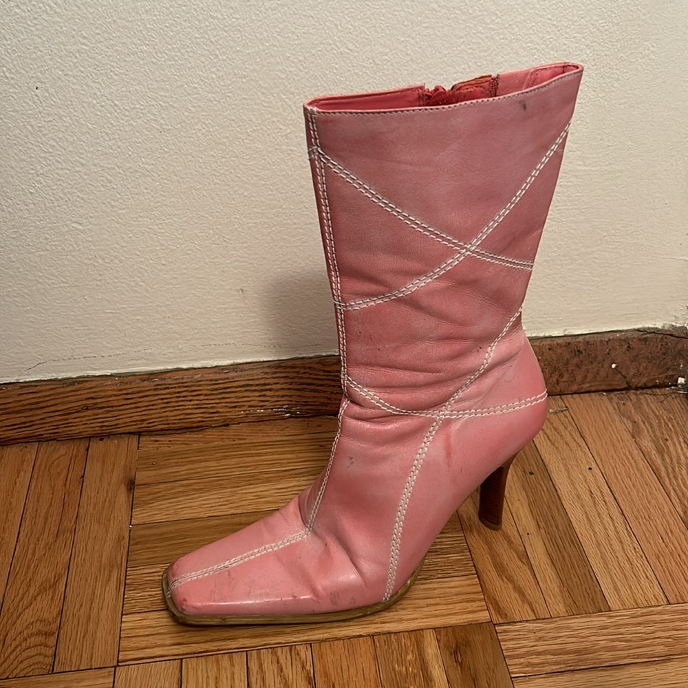 Pink leather pointy toe boot with heel. Early 2000’s aesthetic.